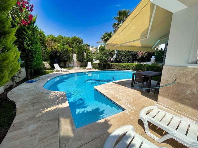 3 + 1 فيلا 320 م2 في منطقة بيليك