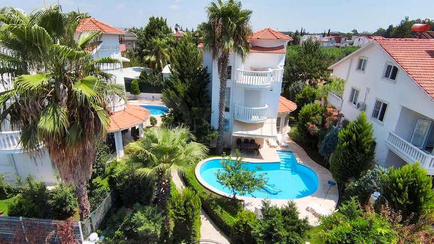 3 + 1 فيلا 320 م2 في منطقة بيليك