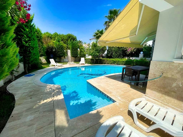 3 + 1 فيلا 320 م2 في منطقة بيليك