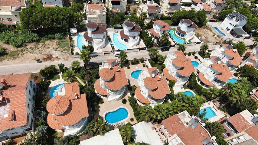 3 + 1 فيلا 320 م2 في منطقة بيليك