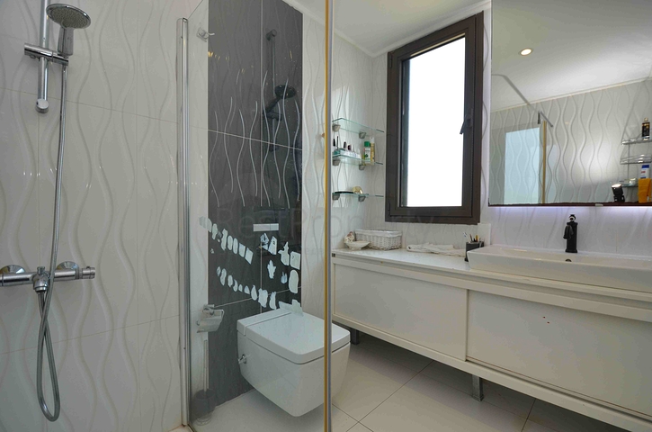 شقة 5 + 1 في حي لارا أنطاليا 