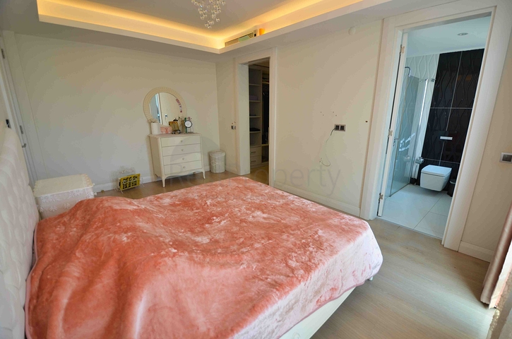 شقة 5 + 1 في حي لارا أنطاليا 