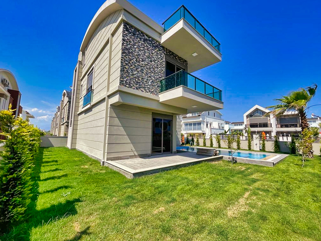 فيلا 4 + 1 في منطقة بيليك أنطاليا 