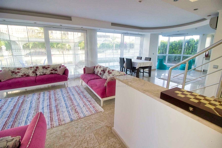 فيلا 4 + 1 في منطقة بيليك أنطاليا 