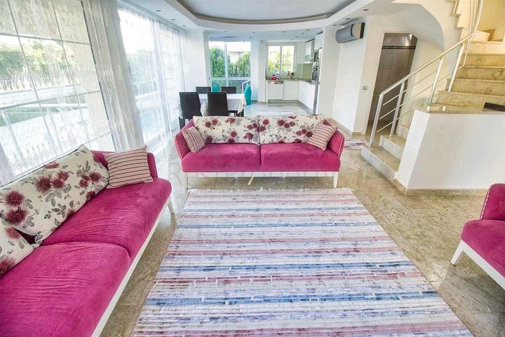 فيلا 4 + 1 في منطقة بيليك أنطاليا 