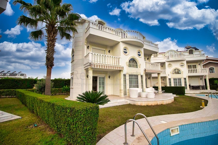 فيلا 4 + 1 في منطقة بيليك أنطاليا 