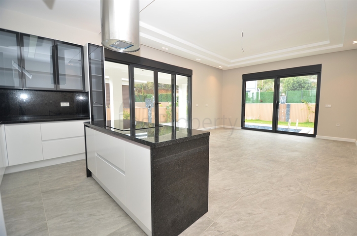 فلل مخطط طابق 4 + 2 و 9 + 3 في كيمير-منطقة أنطاليا