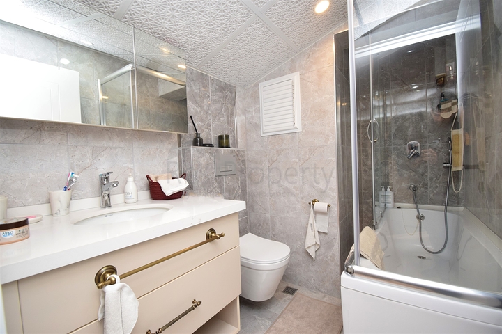 شقة دوبلكس 5 + 1 في حي ينيغيون - أنطاليا