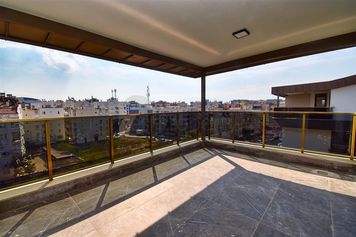 شقق 4+1 في منطقة كيزيلتوبراك-أنطاليا الصغيرة 