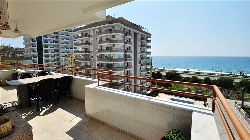 شقة واسعة باطلالة مباشرة على البحر 