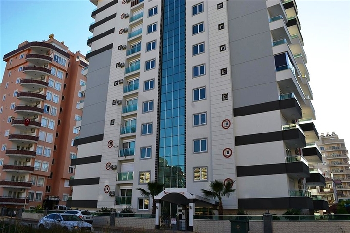 شقة بثلاث غرف نوم بسعر جيد جدا ً