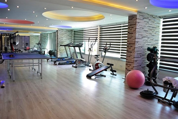 شقة بثلاث غرف نوم بسعر جيد جدا ً