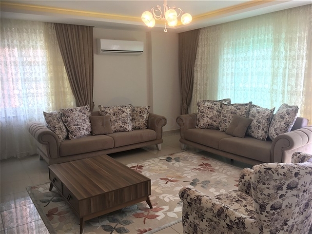 شقة بثلاث غرف نوم بسعر جيد جدا ً