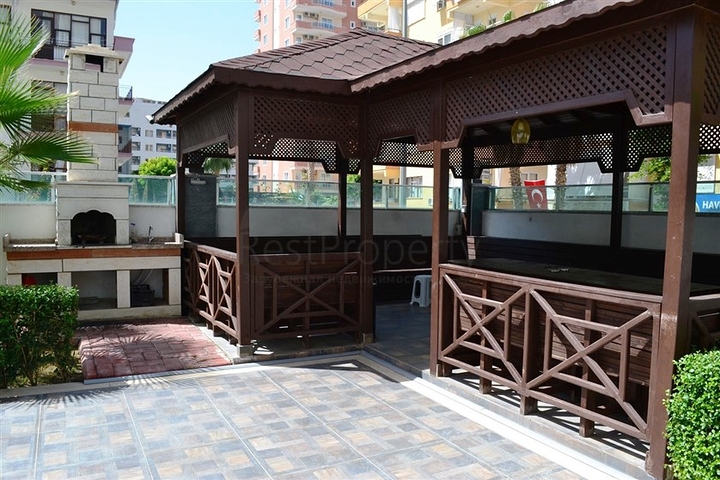 شقة بثلاث غرف نوم بسعر جيد جدا ً