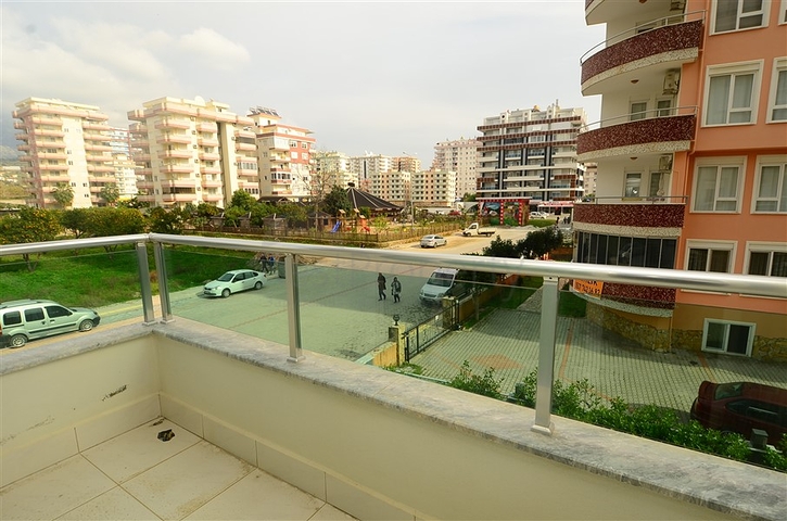 شقة بثلاث غرف نوم بسعر جيد جدا ً