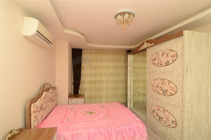 شقة بثلاث غرف نوم بسعر جيد جدا ً