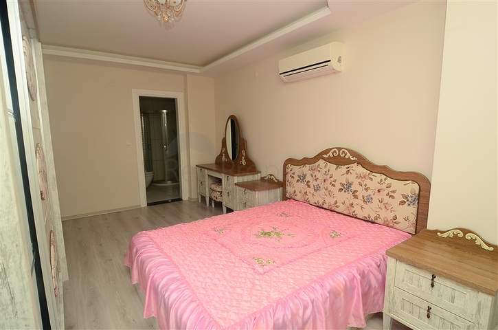 شقة بثلاث غرف نوم بسعر جيد جدا ً