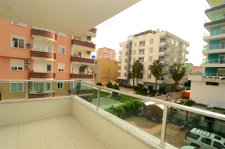 شقة بثلاث غرف نوم بسعر جيد جدا ً