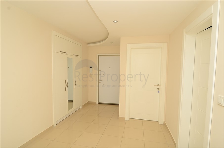 شقة بثلاث غرف نوم بسعر جيد جدا ً