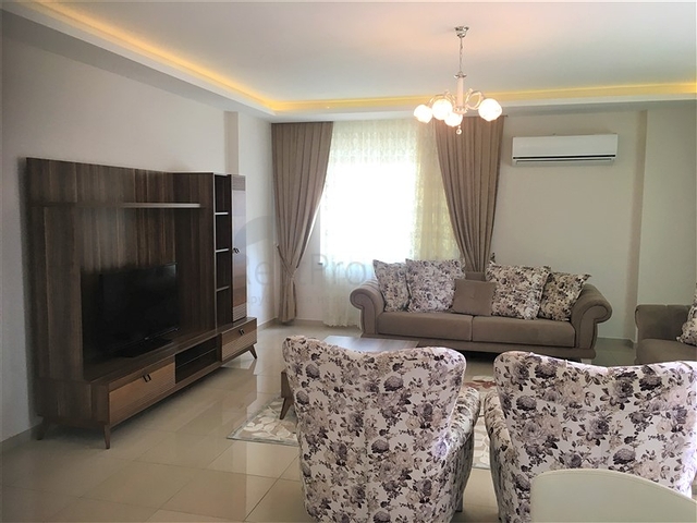 شقة بثلاث غرف نوم بسعر جيد جدا ً