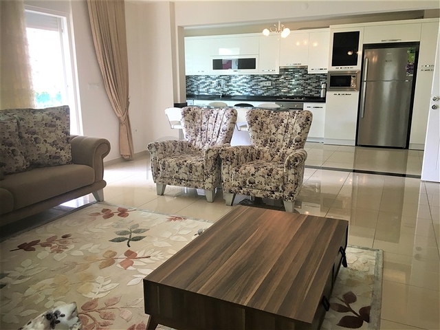 شقة بثلاث غرف نوم بسعر جيد جدا ً