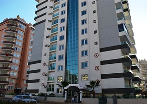 شقة بثلاث غرف نوم بسعر جيد جدا ً