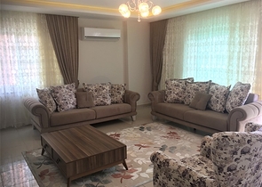 شقة بثلاث غرف نوم بسعر جيد جدا ً