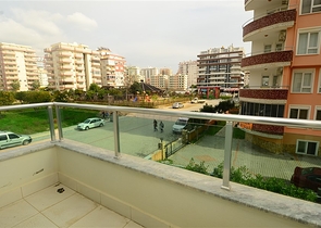 شقة بثلاث غرف نوم بسعر جيد جدا ً