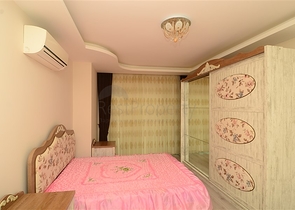 شقة بثلاث غرف نوم بسعر جيد جدا ً