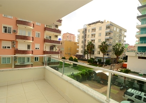 شقة بثلاث غرف نوم بسعر جيد جدا ً