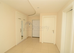 شقة بثلاث غرف نوم بسعر جيد جدا ً