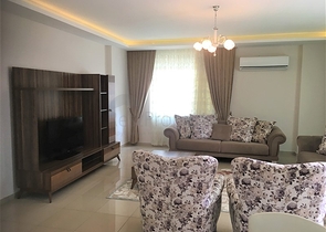 شقة بثلاث غرف نوم بسعر جيد جدا ً