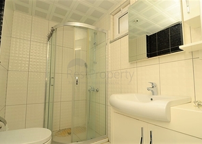 شقة بثلاث غرف نوم بسعر جيد جدا ً