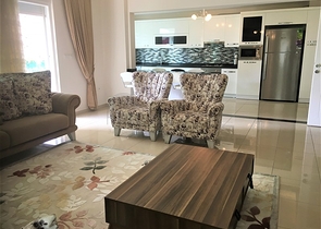 شقة بثلاث غرف نوم بسعر جيد جدا ً