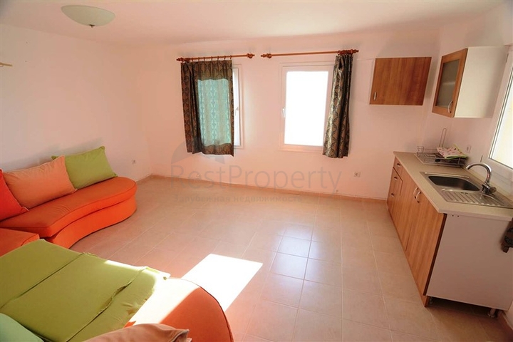 فيلا 200 متر مربع , 4 غرف نوم , وتراس كبير