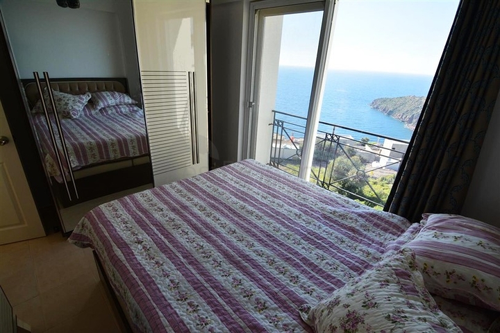 فيلا 200 متر مربع , 4 غرف نوم , وتراس كبير