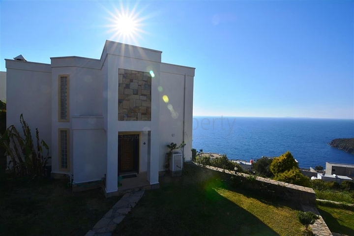 فيلا 200 متر مربع , 4 غرف نوم , وتراس كبير