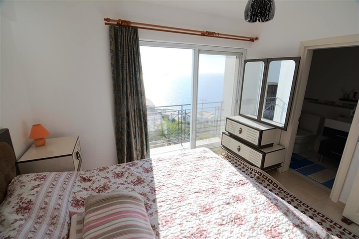 فيلا 200 متر مربع , 4 غرف نوم , وتراس كبير