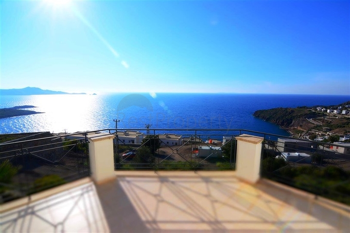 فيلا 200 متر مربع , 4 غرف نوم , وتراس كبير