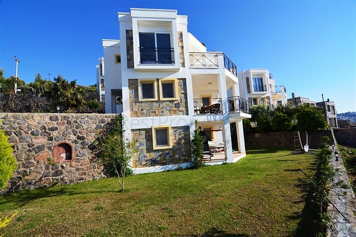 فيلا 200 متر مربع , 4 غرف نوم , وتراس كبير