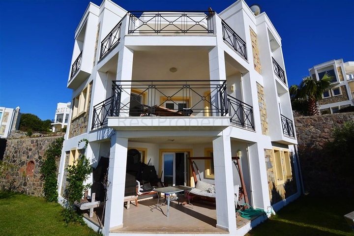 فيلا 200 متر مربع , 4 غرف نوم , وتراس كبير