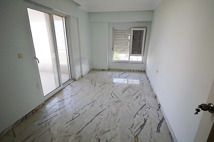 مجمع سكني بشقق مختلفة في أنطاليا