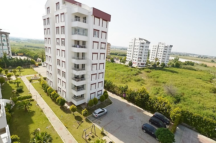 مجمع سكني بشقق مختلفة في أنطاليا