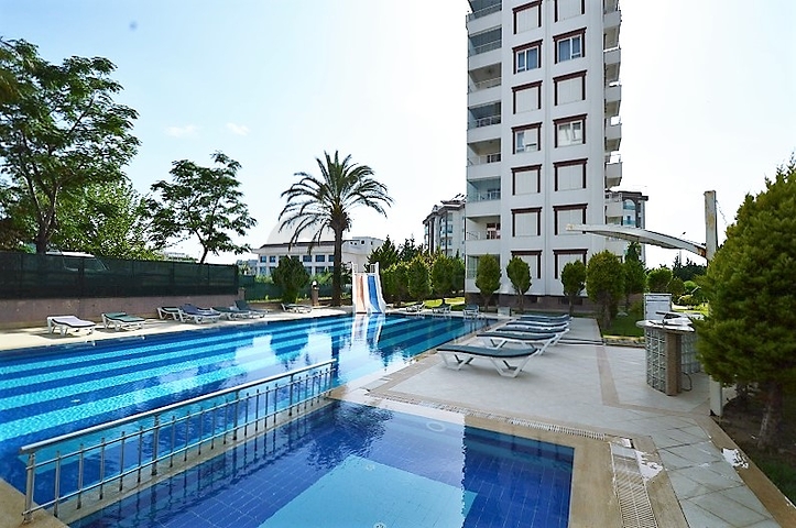 مجمع سكني بشقق مختلفة في أنطاليا