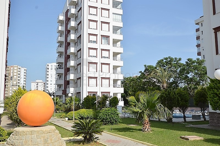 مجمع سكني بشقق مختلفة في أنطاليا