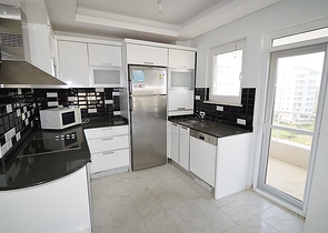 مجمع سكني بشقق مختلفة في أنطاليا