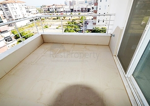 مجمع سكني بشقق مختلفة في أنطاليا