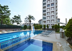 مجمع سكني بشقق مختلفة في أنطاليا