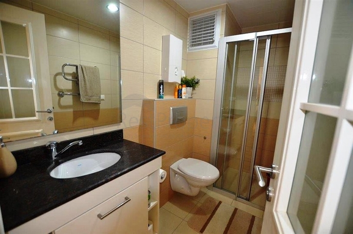 شقة ضمن مجمع عصري في ألانيا