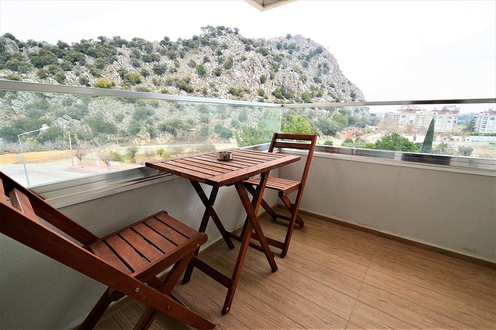 مجمع سكني بشقق مختلفة في أنطاليا